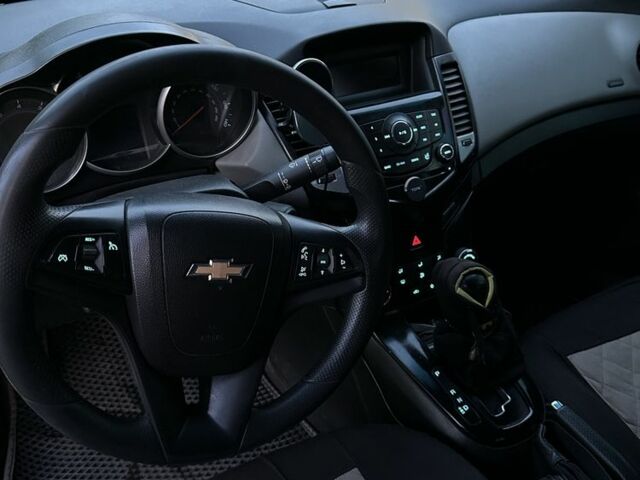 Белый Шевроле Круз, объемом двигателя 1.8 л и пробегом 300 тыс. км за 5700 $, фото 3 на Automoto.ua