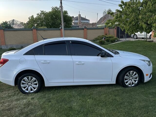 Белый Шевроле Круз, объемом двигателя 1.8 л и пробегом 300 тыс. км за 5700 $, фото 6 на Automoto.ua