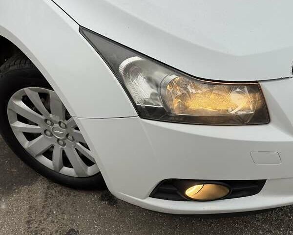 Белый Шевроле Круз, объемом двигателя 1.8 л и пробегом 250 тыс. км за 5700 $, фото 5 на Automoto.ua