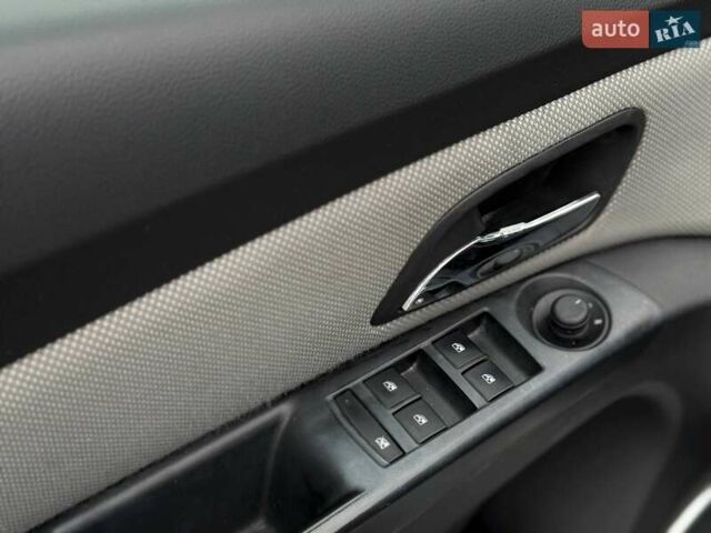 Белый Шевроле Круз, объемом двигателя 2 л и пробегом 183 тыс. км за 6599 $, фото 9 на Automoto.ua