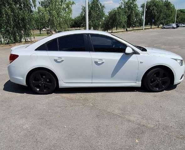 Белый Шевроле Круз, объемом двигателя 1.8 л и пробегом 180 тыс. км за 6400 $, фото 3 на Automoto.ua