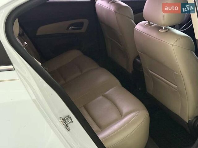 Белый Шевроле Круз, объемом двигателя 1.4 л и пробегом 258 тыс. км за 8140 $, фото 13 на Automoto.ua