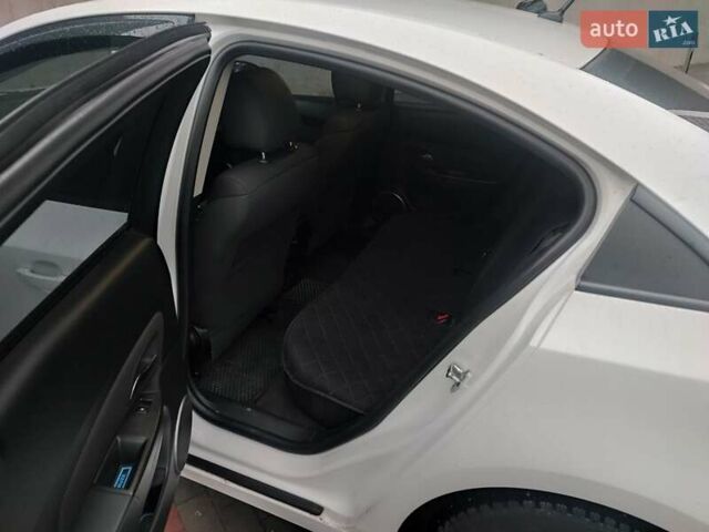 Білий Шевроле Круз, об'ємом двигуна 1.6 л та пробігом 169 тис. км за 6800 $, фото 5 на Automoto.ua