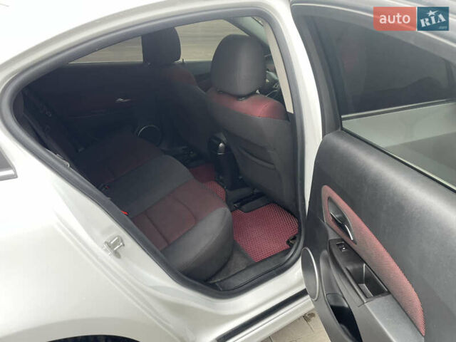 Белый Шевроле Круз, объемом двигателя 1.36 л и пробегом 199 тыс. км за 7000 $, фото 10 на Automoto.ua