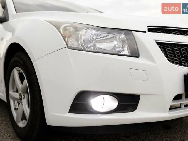 Белый Шевроле Круз, объемом двигателя 1.8 л и пробегом 182 тыс. км за 8000 $, фото 12 на Automoto.ua