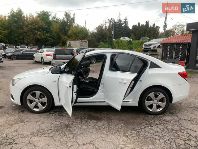 Белый Шевроле Круз, объемом двигателя 2 л и пробегом 212 тыс. км за 8190 $, фото 14 на Automoto.ua