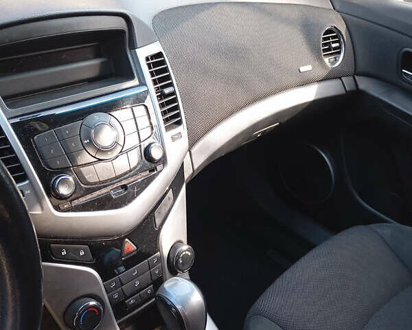 Белый Шевроле Круз, объемом двигателя 2 л и пробегом 270 тыс. км за 7750 $, фото 15 на Automoto.ua