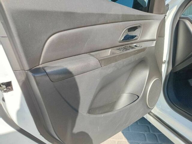 Белый Шевроле Круз, объемом двигателя 1.8 л и пробегом 198 тыс. км за 6690 $, фото 16 на Automoto.ua