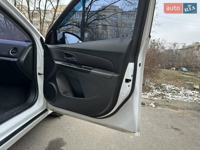 Білий Шевроле Круз, об'ємом двигуна 1.36 л та пробігом 285 тис. км за 6000 $, фото 16 на Automoto.ua