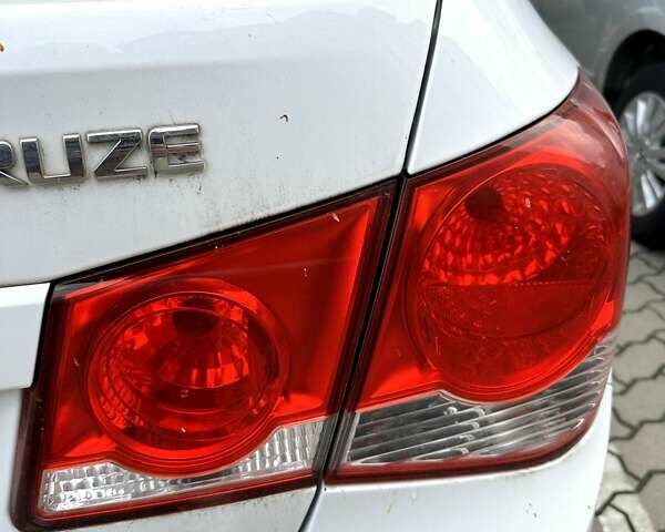Белый Шевроле Круз, объемом двигателя 1.8 л и пробегом 264 тыс. км за 6400 $, фото 9 на Automoto.ua