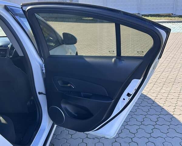 Белый Шевроле Круз, объемом двигателя 1.8 л и пробегом 325 тыс. км за 6250 $, фото 9 на Automoto.ua
