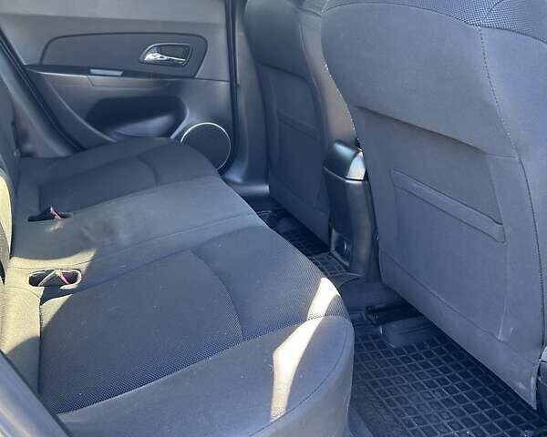 Белый Шевроле Круз, объемом двигателя 1.8 л и пробегом 325 тыс. км за 6250 $, фото 1 на Automoto.ua