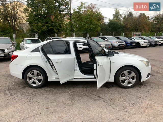 Белый Шевроле Круз, объемом двигателя 2 л и пробегом 212 тыс. км за 8190 $, фото 13 на Automoto.ua
