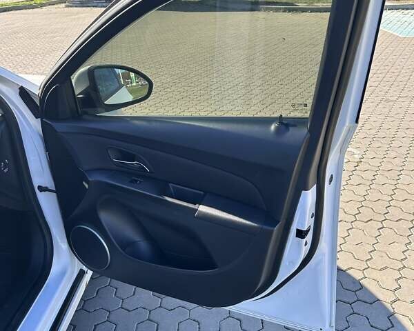 Белый Шевроле Круз, объемом двигателя 1.8 л и пробегом 325 тыс. км за 6250 $, фото 10 на Automoto.ua