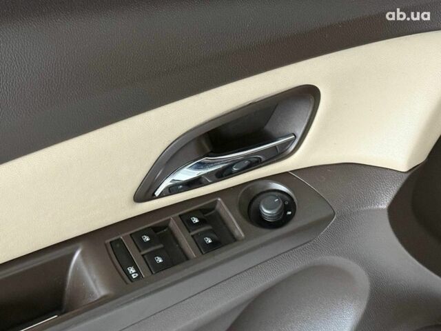 Белый Шевроле Круз, объемом двигателя 1.4 л и пробегом 258 тыс. км за 8140 $, фото 7 на Automoto.ua