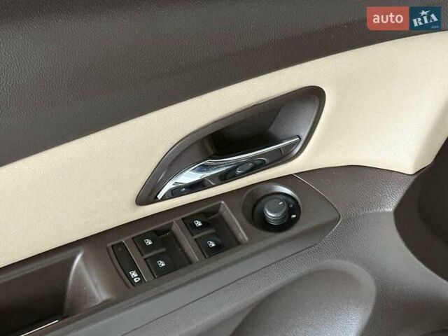 Белый Шевроле Круз, объемом двигателя 1.4 л и пробегом 258 тыс. км за 8140 $, фото 7 на Automoto.ua