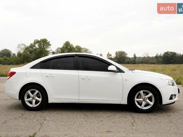 Белый Шевроле Круз, объемом двигателя 1.8 л и пробегом 182 тыс. км за 8000 $, фото 8 на Automoto.ua