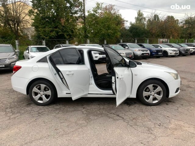 Белый Шевроле Круз, объемом двигателя 2 л и пробегом 212 тыс. км за 8190 $, фото 12 на Automoto.ua