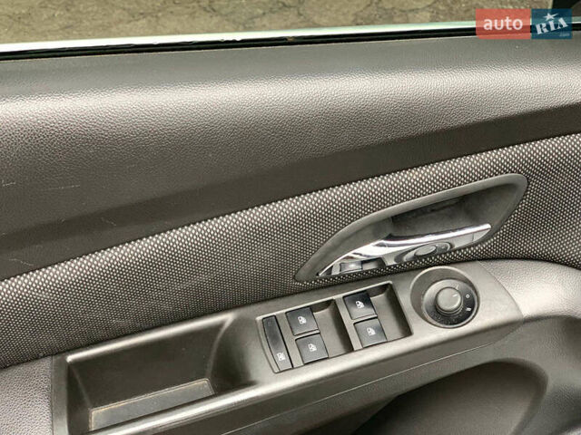 Белый Шевроле Круз, объемом двигателя 2 л и пробегом 212 тыс. км за 8190 $, фото 19 на Automoto.ua