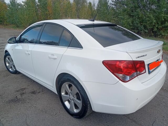 Белый Шевроле Круз, объемом двигателя 2 л и пробегом 166 тыс. км за 8000 $, фото 5 на Automoto.ua