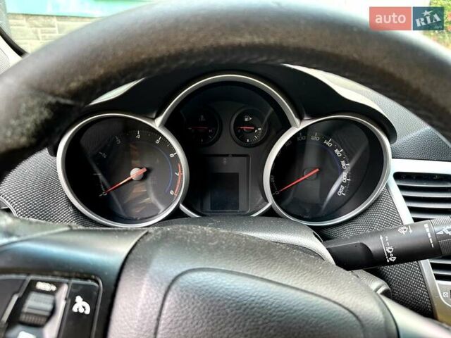 Белый Шевроле Круз, объемом двигателя 1.8 л и пробегом 264 тыс. км за 6400 $, фото 26 на Automoto.ua