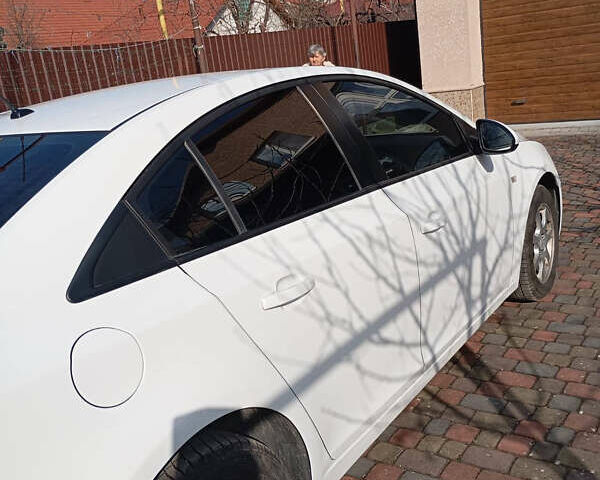 Белый Шевроле Круз, объемом двигателя 2 л и пробегом 270 тыс. км за 7750 $, фото 4 на Automoto.ua