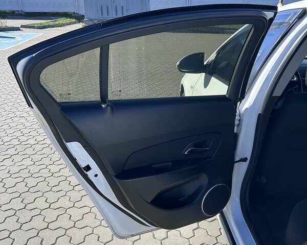 Белый Шевроле Круз, объемом двигателя 1.8 л и пробегом 325 тыс. км за 6250 $, фото 8 на Automoto.ua