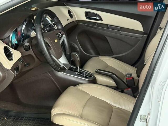 Белый Шевроле Круз, объемом двигателя 1.4 л и пробегом 258 тыс. км за 8140 $, фото 6 на Automoto.ua