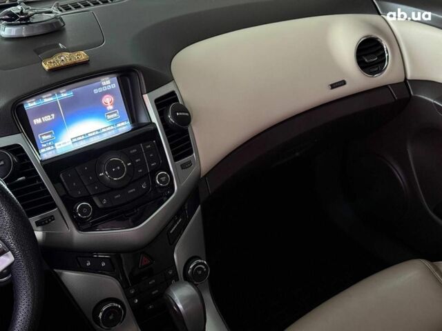 Белый Шевроле Круз, объемом двигателя 1.4 л и пробегом 258 тыс. км за 8140 $, фото 17 на Automoto.ua