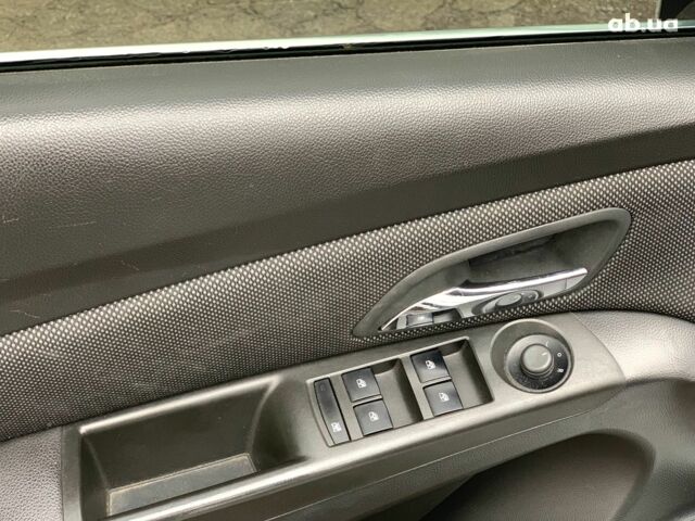 Белый Шевроле Круз, объемом двигателя 2 л и пробегом 212 тыс. км за 8190 $, фото 20 на Automoto.ua