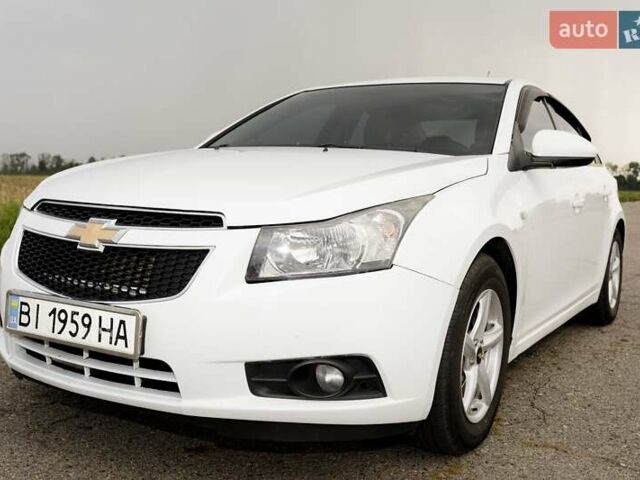 Белый Шевроле Круз, объемом двигателя 1.8 л и пробегом 182 тыс. км за 8000 $, фото 1 на Automoto.ua