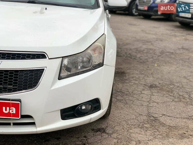 Белый Шевроле Круз, объемом двигателя 2 л и пробегом 212 тыс. км за 8190 $, фото 8 на Automoto.ua