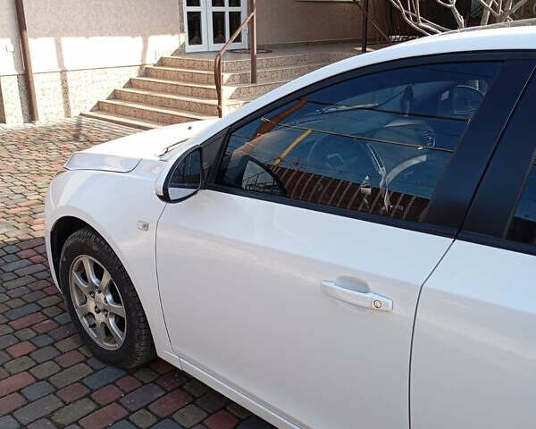 Белый Шевроле Круз, объемом двигателя 2 л и пробегом 270 тыс. км за 7750 $, фото 2 на Automoto.ua
