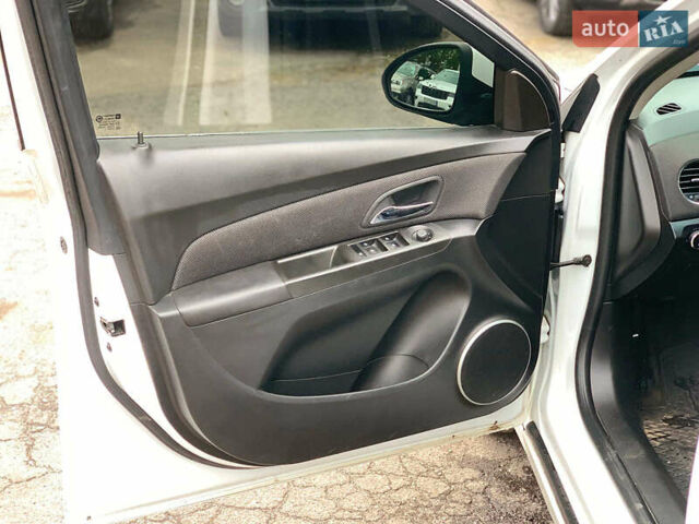 Белый Шевроле Круз, объемом двигателя 2 л и пробегом 212 тыс. км за 8190 $, фото 18 на Automoto.ua