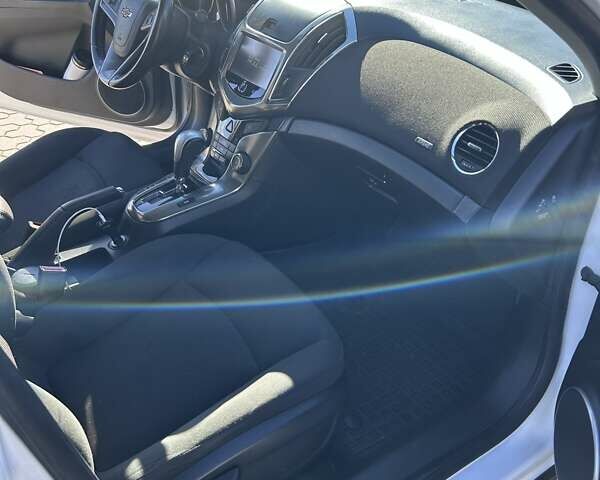 Белый Шевроле Круз, объемом двигателя 1.8 л и пробегом 325 тыс. км за 6250 $, фото 2 на Automoto.ua