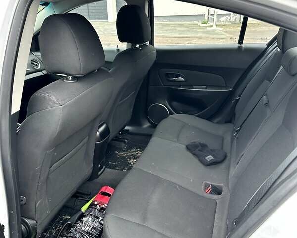 Белый Шевроле Круз, объемом двигателя 1.8 л и пробегом 264 тыс. км за 6400 $, фото 20 на Automoto.ua