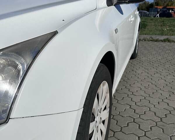 Белый Шевроле Круз, объемом двигателя 1.8 л и пробегом 325 тыс. км за 6250 $, фото 12 на Automoto.ua