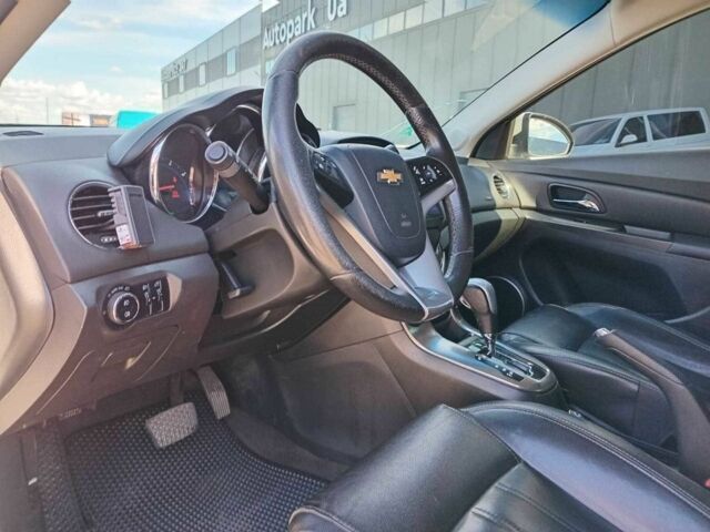 Белый Шевроле Круз, объемом двигателя 1.8 л и пробегом 198 тыс. км за 6690 $, фото 21 на Automoto.ua