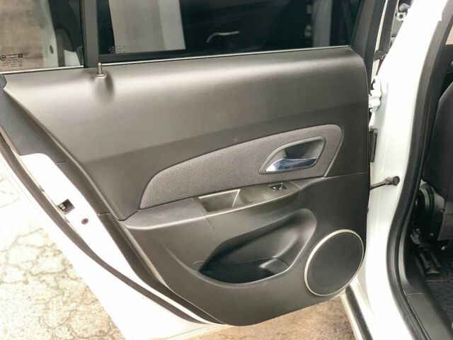 Белый Шевроле Круз, объемом двигателя 2 л и пробегом 212 тыс. км за 8190 $, фото 18 на Automoto.ua