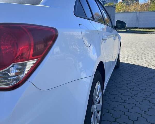 Белый Шевроле Круз, объемом двигателя 1.8 л и пробегом 325 тыс. км за 6250 $, фото 14 на Automoto.ua