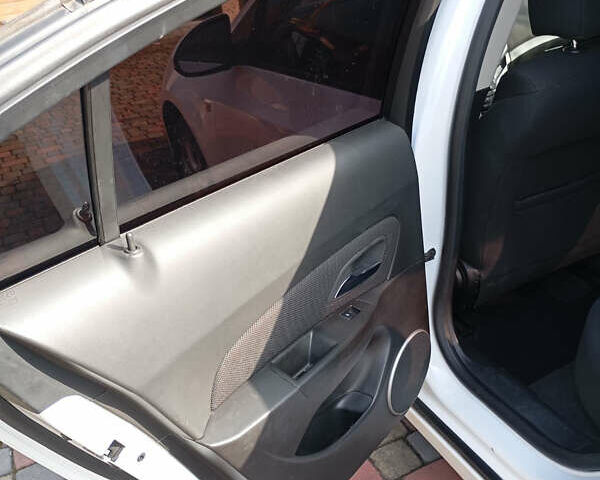 Белый Шевроле Круз, объемом двигателя 2 л и пробегом 270 тыс. км за 7750 $, фото 12 на Automoto.ua