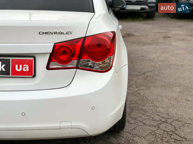 Белый Шевроле Круз, объемом двигателя 2 л и пробегом 212 тыс. км за 8190 $, фото 9 на Automoto.ua