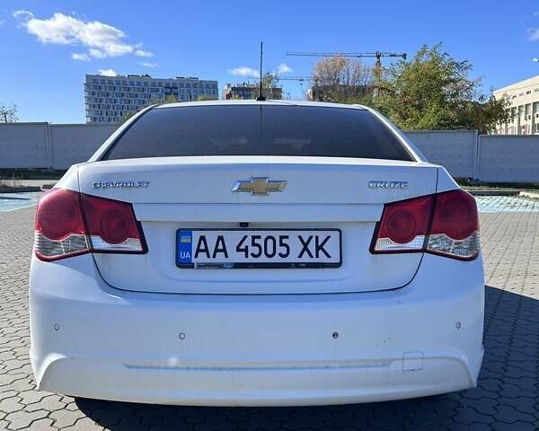 Белый Шевроле Круз, объемом двигателя 1.8 л и пробегом 325 тыс. км за 6250 $, фото 16 на Automoto.ua