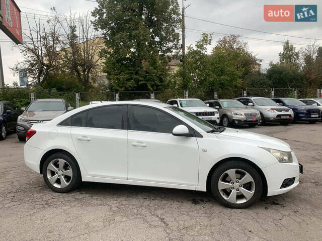 Белый Шевроле Круз, объемом двигателя 2 л и пробегом 212 тыс. км за 8190 $, фото 3 на Automoto.ua