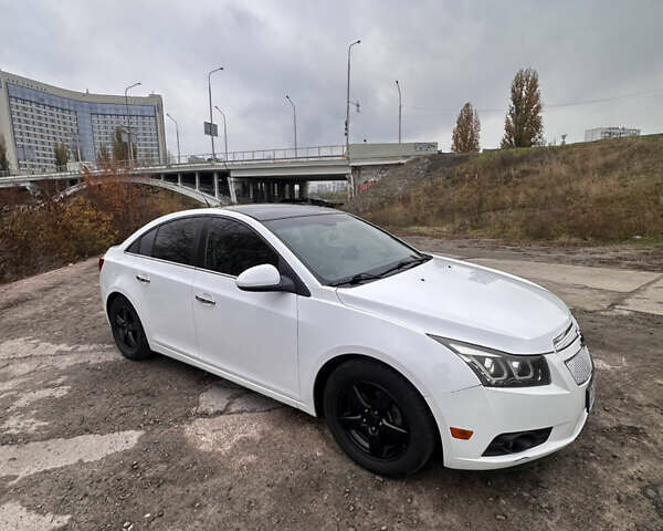 Белый Шевроле Круз, объемом двигателя 1.36 л и пробегом 193 тыс. км за 7400 $, фото 13 на Automoto.ua