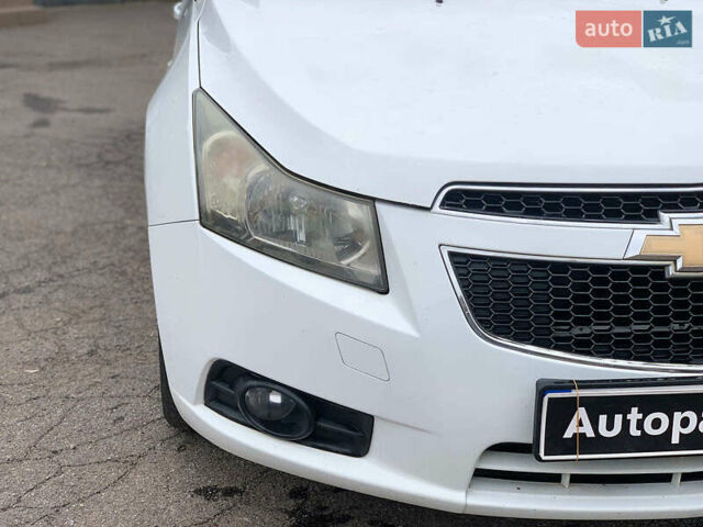 Белый Шевроле Круз, объемом двигателя 2 л и пробегом 212 тыс. км за 8190 $, фото 10 на Automoto.ua