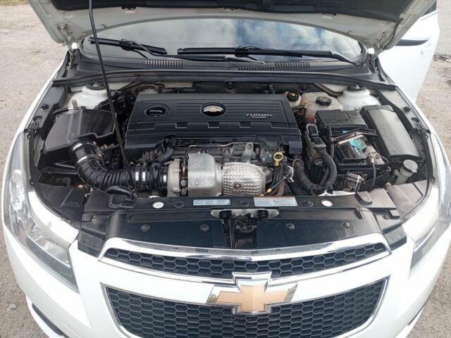 Белый Шевроле Круз, объемом двигателя 2 л и пробегом 166 тыс. км за 8000 $, фото 6 на Automoto.ua