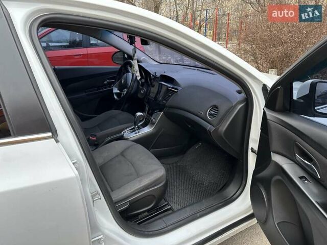 Білий Шевроле Круз, об'ємом двигуна 1.36 л та пробігом 285 тис. км за 6000 $, фото 13 на Automoto.ua