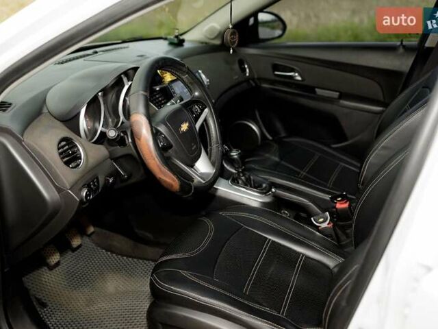 Белый Шевроле Круз, объемом двигателя 1.8 л и пробегом 182 тыс. км за 8000 $, фото 25 на Automoto.ua