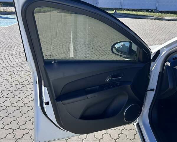 Белый Шевроле Круз, объемом двигателя 1.8 л и пробегом 325 тыс. км за 6250 $, фото 7 на Automoto.ua